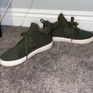 Barely worn Steve Madden sneakers